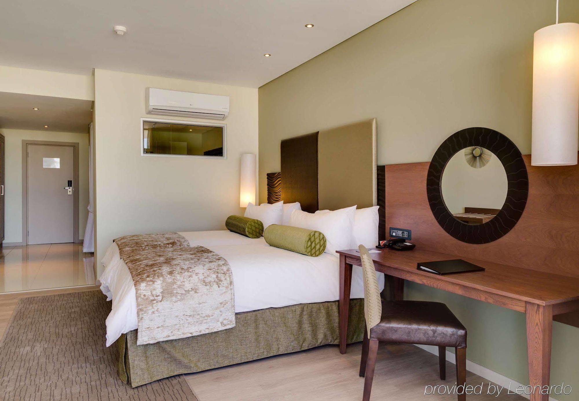 Protea Hotel By Marriott Ъпингтън Екстериор снимка